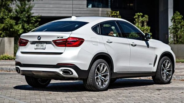 При второто поколение на X6 Муфата на задвижващия вал на предния мост често се поврежда. Основните симптоми са боксуване на хлъзгав път, потрепване при потегляне, вибрации, нестабилност при ускорение и индикатор за грешка в трансмисията на таблото.

Какво да се направи

Проблемът почти винаги е свързан с раздатъчната кутия. За да се удължи ресурсът на муфата, маслото в кутията трябва да се сменя на всеки 40 000-60 000 км. Важно е също да се следи състоянието на валовете и шарнирите: луфтът и биенето могат да ускорят износването на задвижването.
